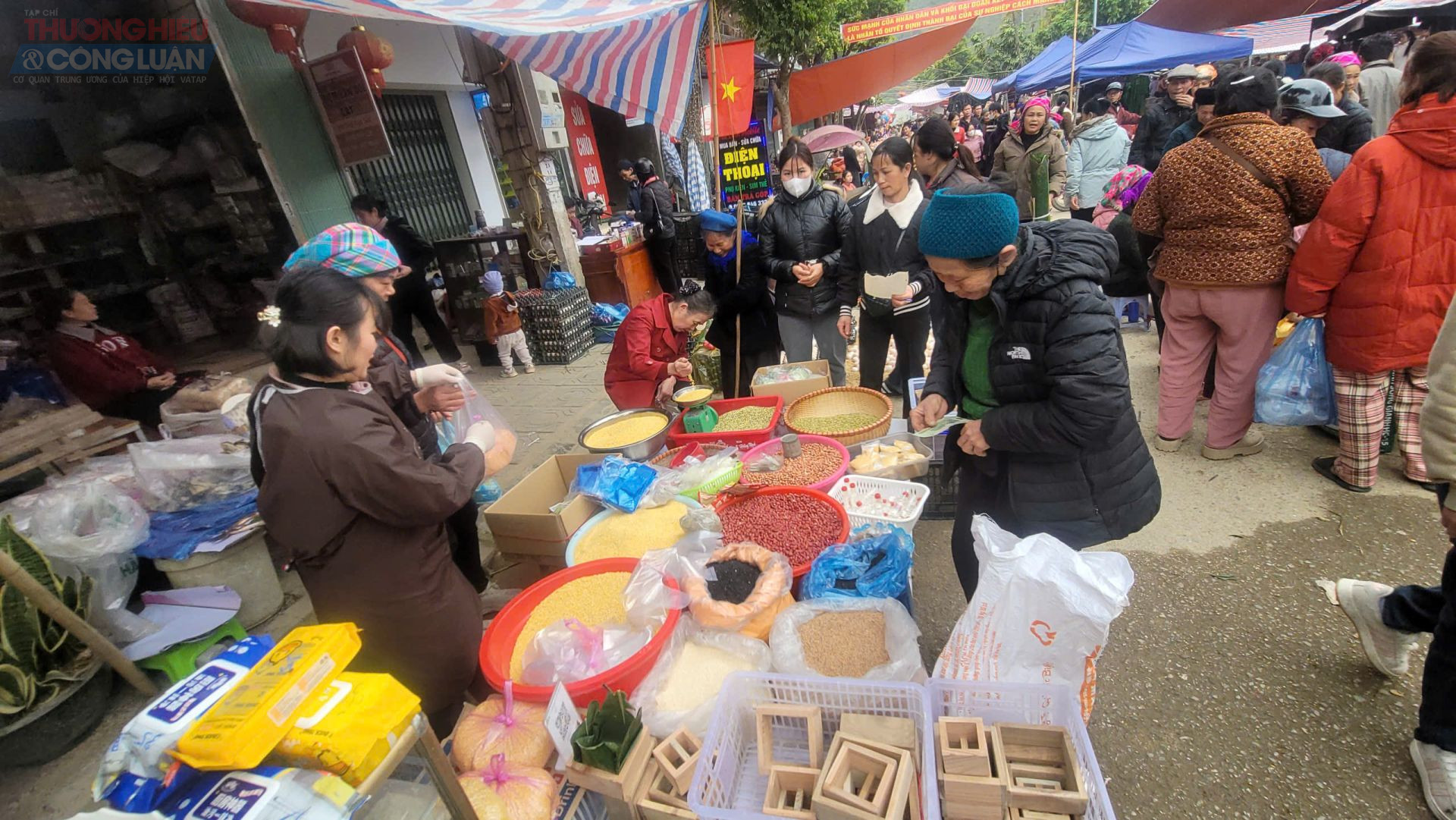 Đỗ xanh, gạo nếp được nhiều người lựa chọn tại chợ phiên Trà Lĩnh để chuẩn bị gói bánh chưng đón Tết. Đỗ xanh, gạo nếp được nhiều người lựa chọn tại chợ phiên Trà Lĩnh để chuẩn bị gói bánh chưng đón Tết.