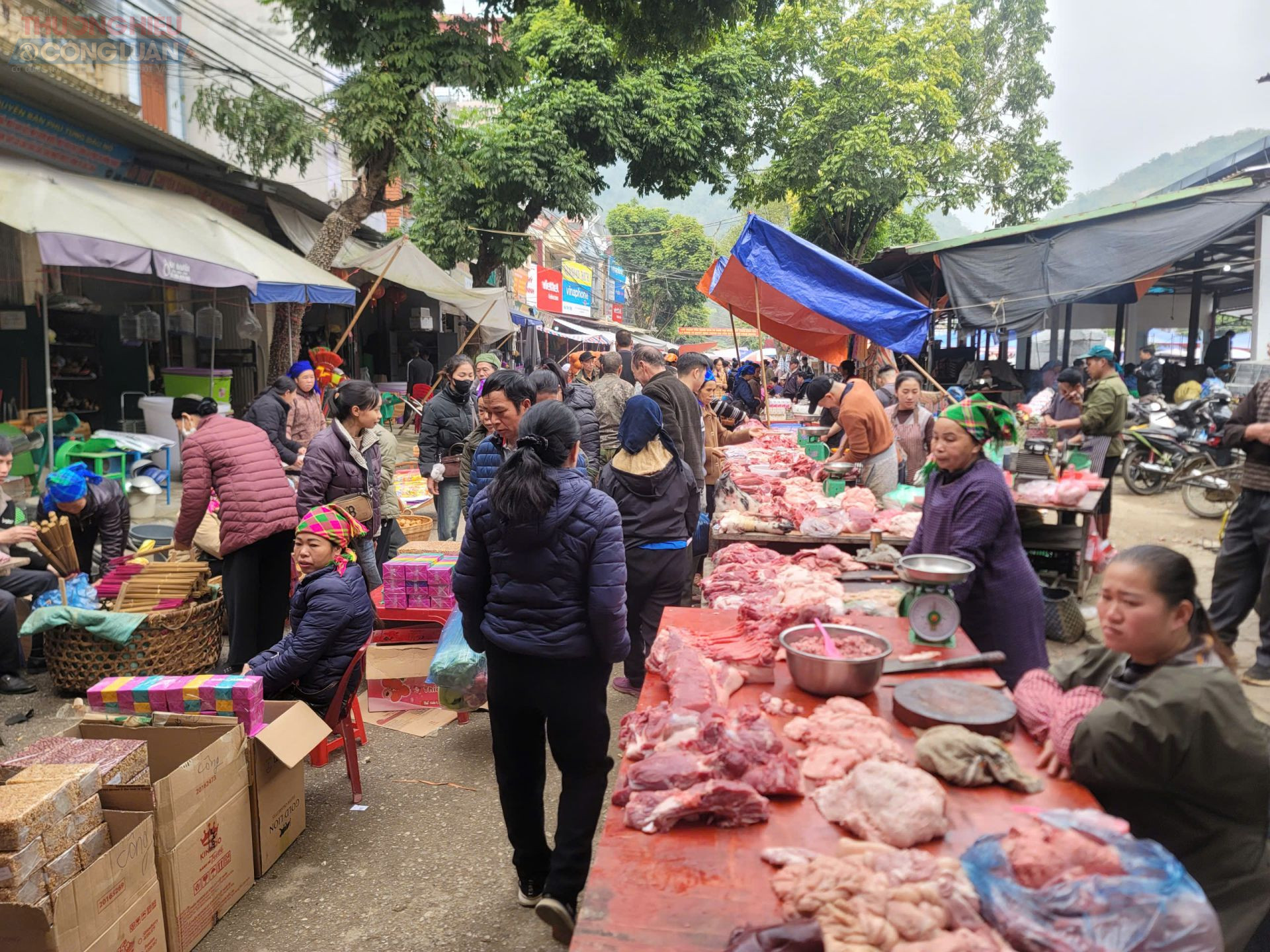 Ở một góc chợ khác, mùi thịt tươi lan trong không khí se lạnh. Ở một góc chợ khác, mùi thịt tươi lan trong không khí se lạnh.