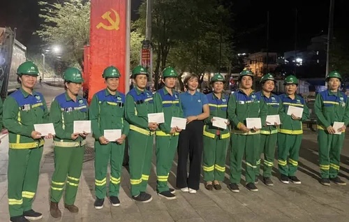 Phó Chủ tịch Thường trực LĐLĐ tỉnh tặng quà Tết cho người lao động của Công ty CP Môi trường Bình Định. Phó Chủ tịch Thường trực LĐLĐ tỉnh tặng quà Tết cho người lao động của Công ty CP Môi trường Bình Định.