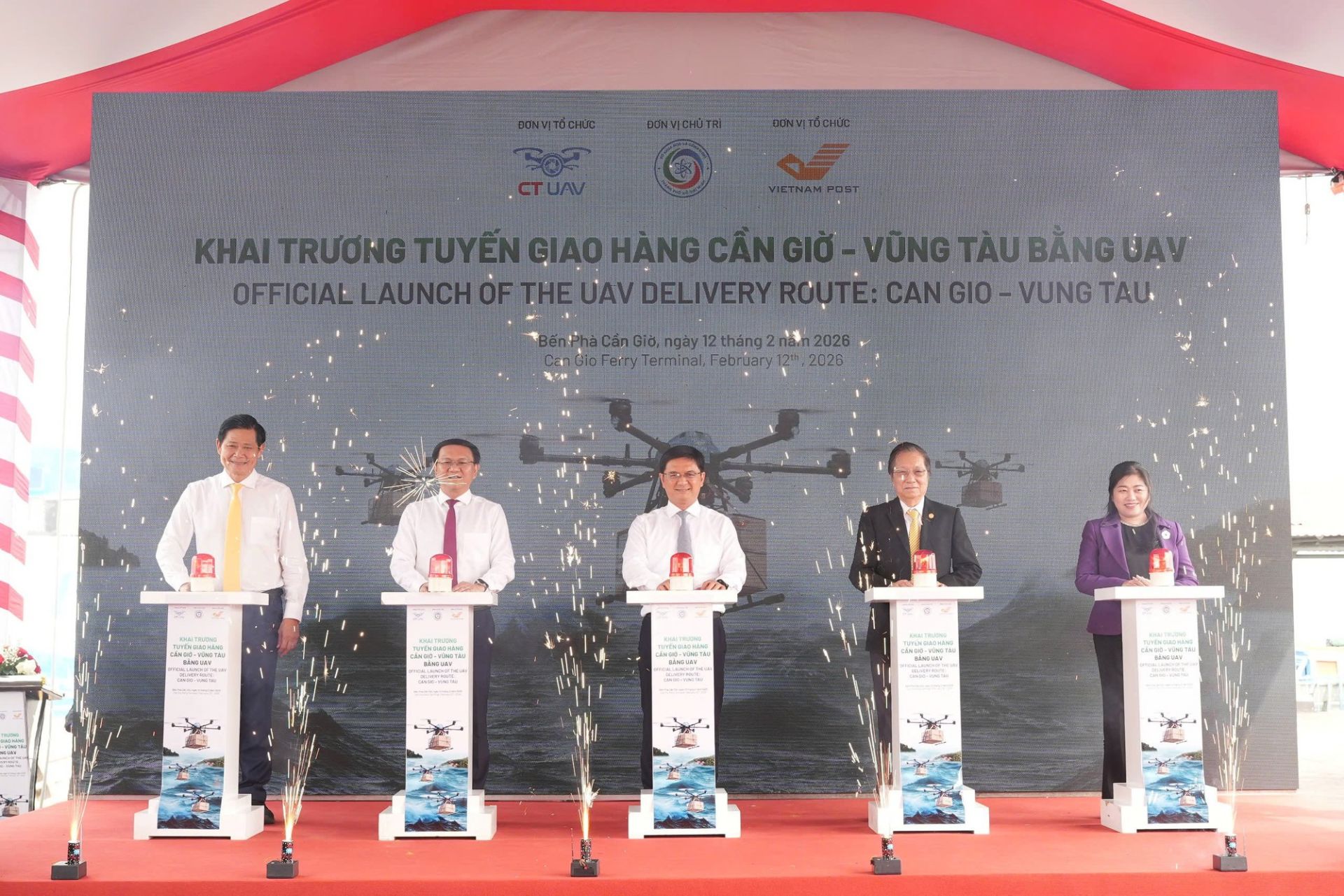 C&aacute;c đại biểu thực hiện nghi thức khai trương tuyến giao h&agrave;ng Cần Giờ - Vũng T&agrave;u bằng UAV.