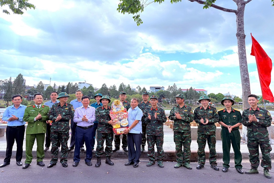 Đo&agrave;n c&ocirc;ng t&aacute;c của Bộ Chỉ huy Qu&acirc;n sự tỉnh L&acirc;m Đồng v&agrave; Ban Chỉ huy Ph&ograve;ng thủ khu vực 3 &ndash; Bảo L&acirc;m c&ugrave;ng l&atilde;nh đạo Đảng ủy, HĐND, UBND, Ủy ban MTTQ Việt Nam Phường 1 Bảo Lộc đ&atilde; trực tiếp thăm hỏi, kiểm tra c&ocirc;ng t&aacute;c chuẩn bị tại điểm bắn ph&aacute;o hoa.