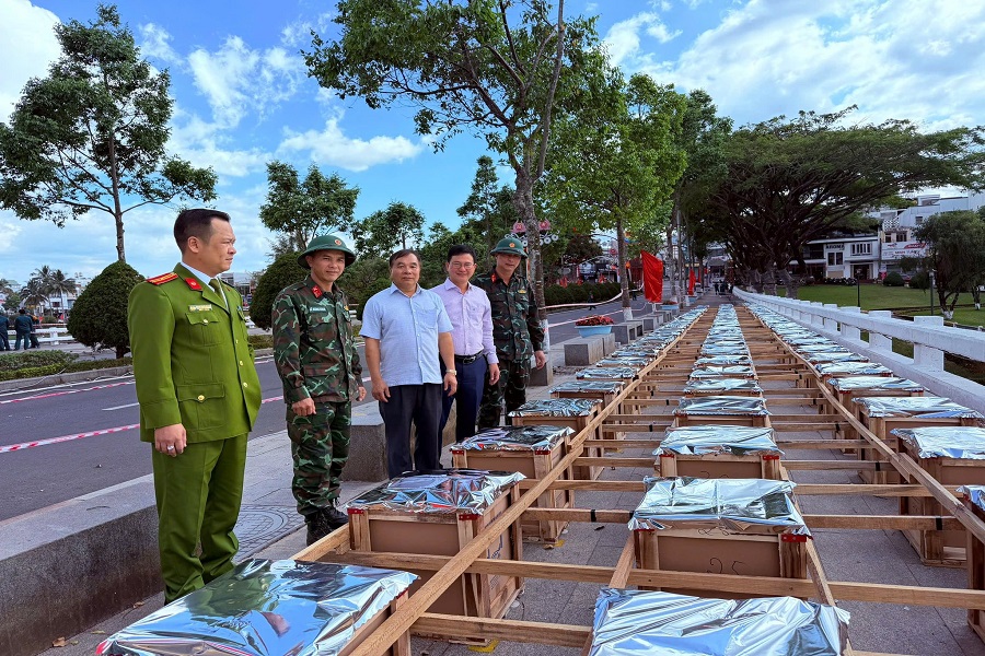 Đo&agrave;n c&ocirc;ng t&aacute;c của Bộ Chỉ huy Qu&acirc;n sự tỉnh L&acirc;m Đồng v&agrave; Ban Chỉ huy Ph&ograve;ng thủ khu vực 3 &ndash; Bảo L&acirc;m c&ugrave;ng l&atilde;nh đạo Đảng ủy, HĐND, UBND, Ủy ban MTTQ Việt Nam Phường 1 Bảo Lộc đ&atilde; trực tiếp thăm hỏi, kiểm tra c&ocirc;ng t&aacute;c chuẩn bị tại điểm bắn ph&aacute;o hoa.