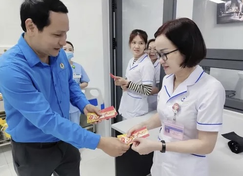 Gia Lai: Liên đoàn Lao động tặng quà đoàn viên, người lao động làm nhiệm vụ dịp Tết Nguyên đán