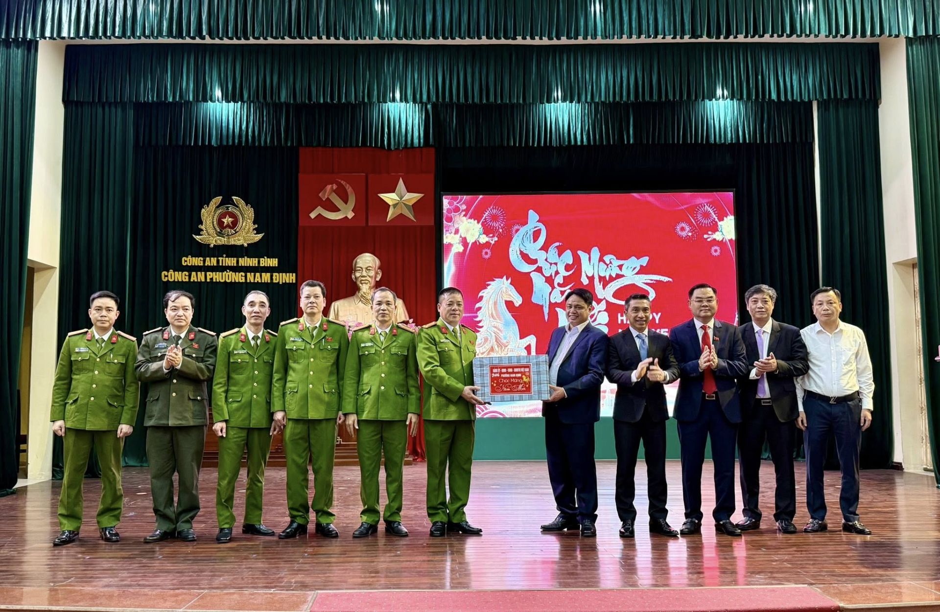 Ninh Bình: Lãnh đạo phường Nam Định thăm, chúc Tết và kiểm tra công tác bảo đảm an ninh, trật tự đêm Giao thừa