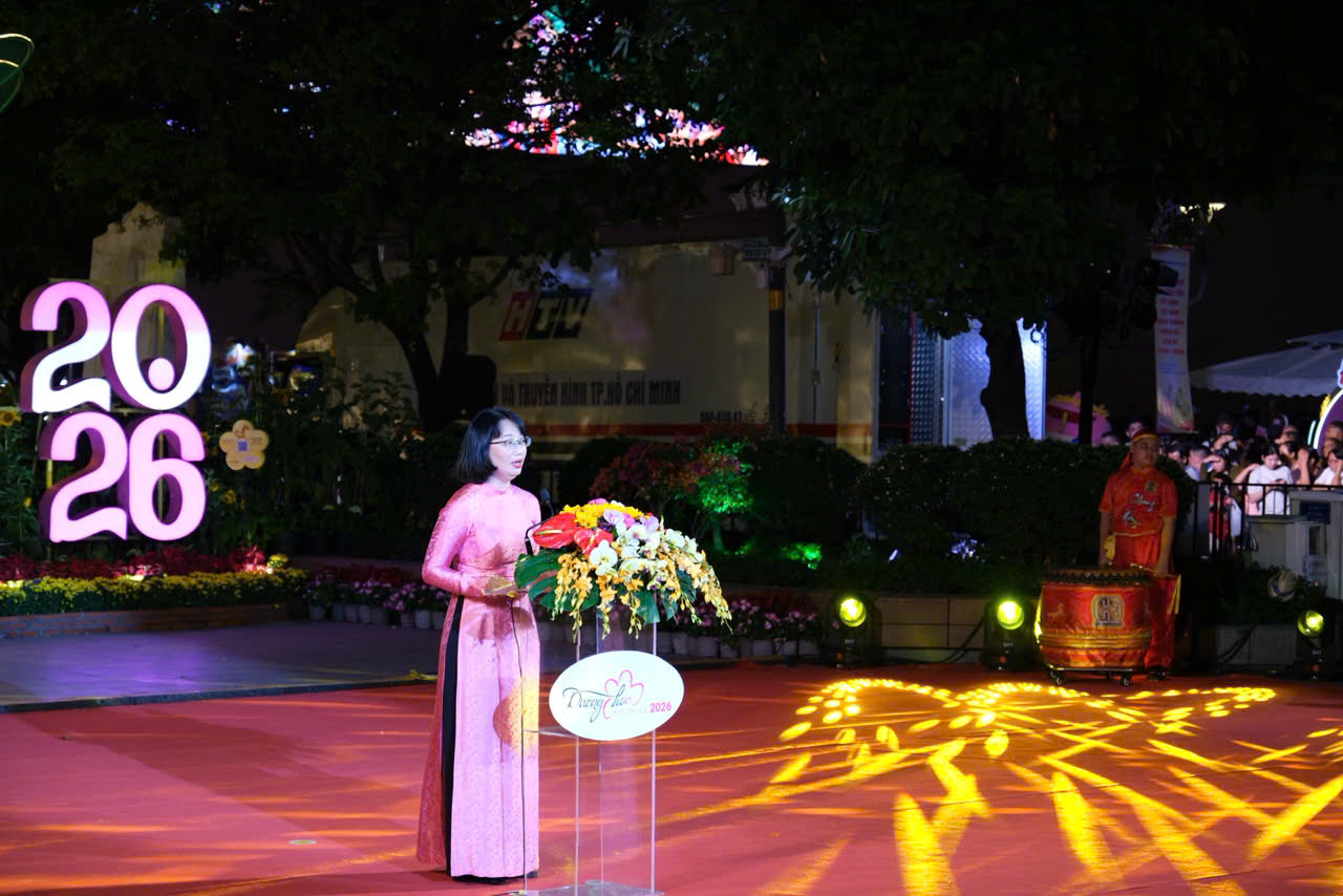 B&agrave; Trần Thị Diệu Th&uacute;y - Ph&oacute; Chủ tịch UBND TP. HCM ph&aacute;t biểu khai mạc Đường hoa Nguyễn Huệ.