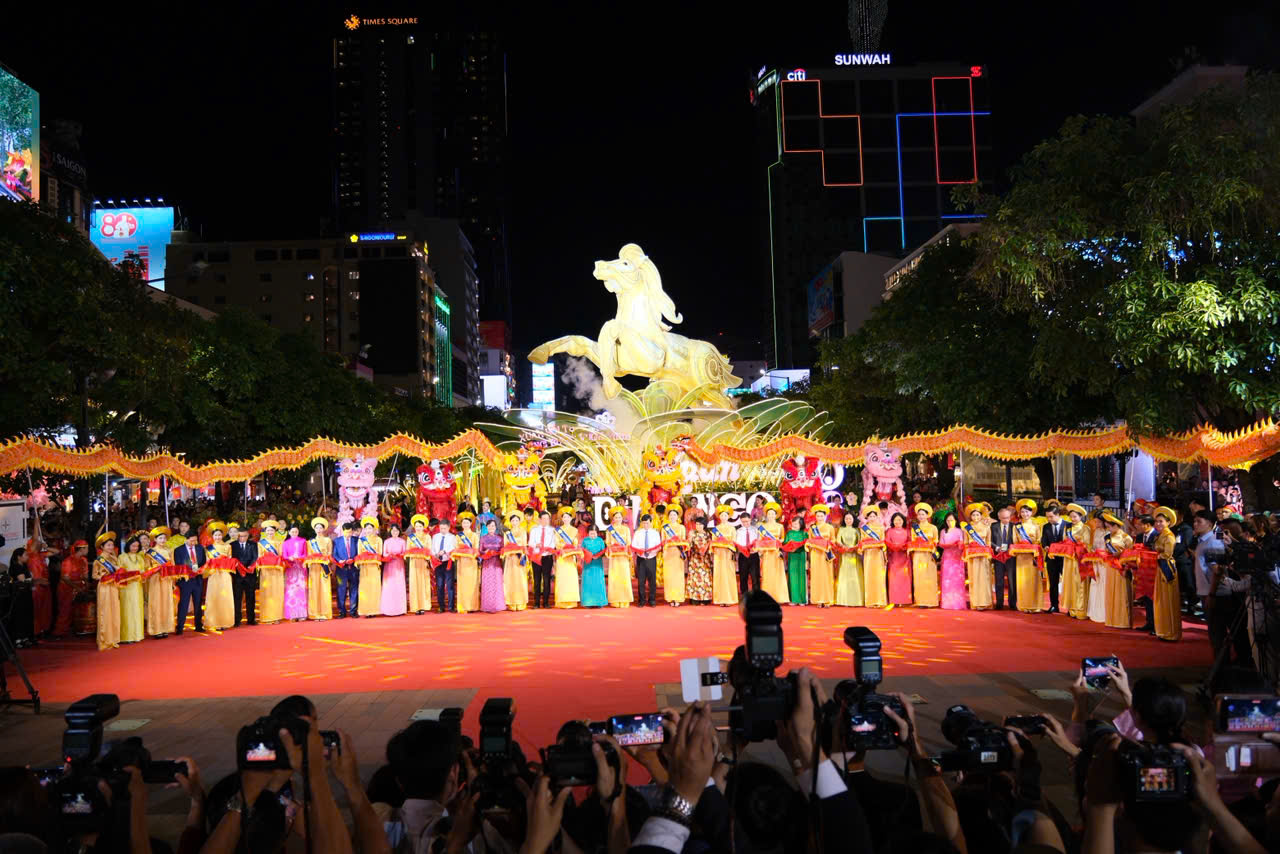 Đồng ch&iacute; V&otilde; Việt H&ugrave;ng - Trưởng Văn ph&ograve;ng Đại diện khu vực miền Nam đại diện Agribank (thứ 2 từ tr&aacute;i sang) c&ugrave;ng l&atilde;nh đạo Trung ương v&agrave; TP. HCM thực hiện nghi thức cắt băng khai mạc.