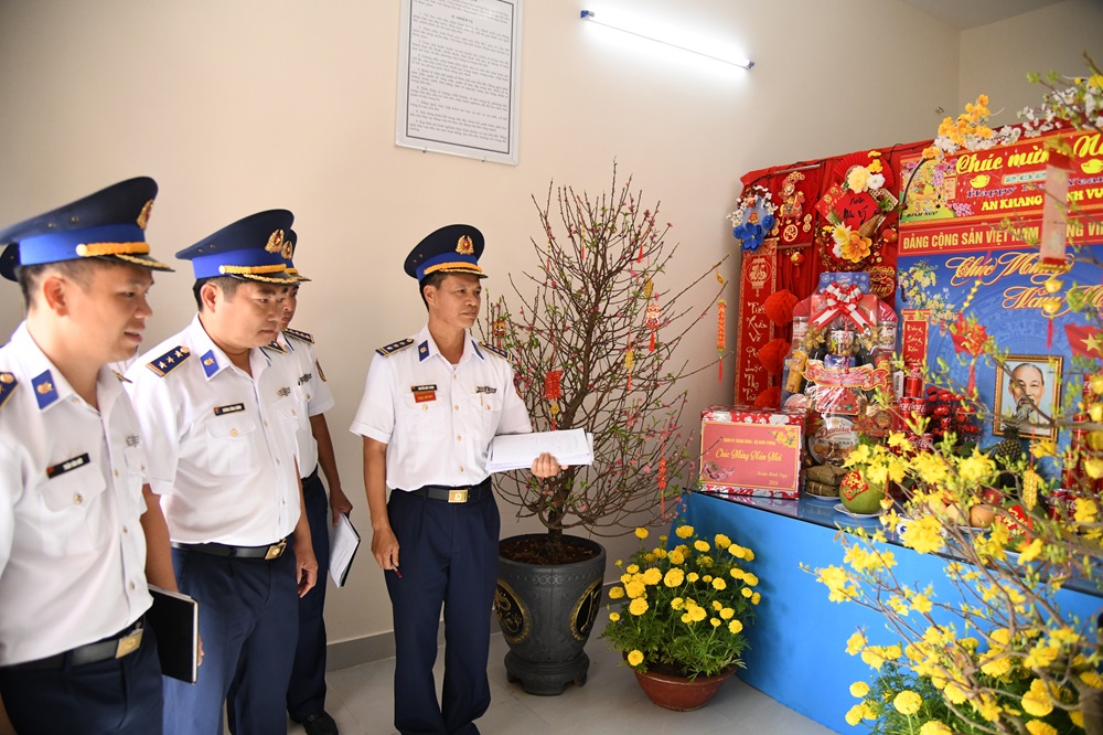 Ban gi&aacute;m khảo chấm điểm ph&ograve;ng đ&oacute;n xu&acirc;n tại Ph&ograve;ng Tham mưu