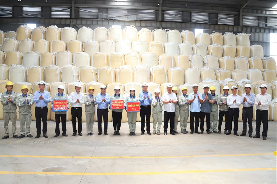 C&aacute;c đồng ch&iacute; l&atilde;nh đạo tỉnh L&acirc;m Đồng tặng qu&agrave; cho người lao động tại Nh&agrave; m&aacute;y Alumin T&acirc;n Rai nh&acirc;n dịp đến thăm