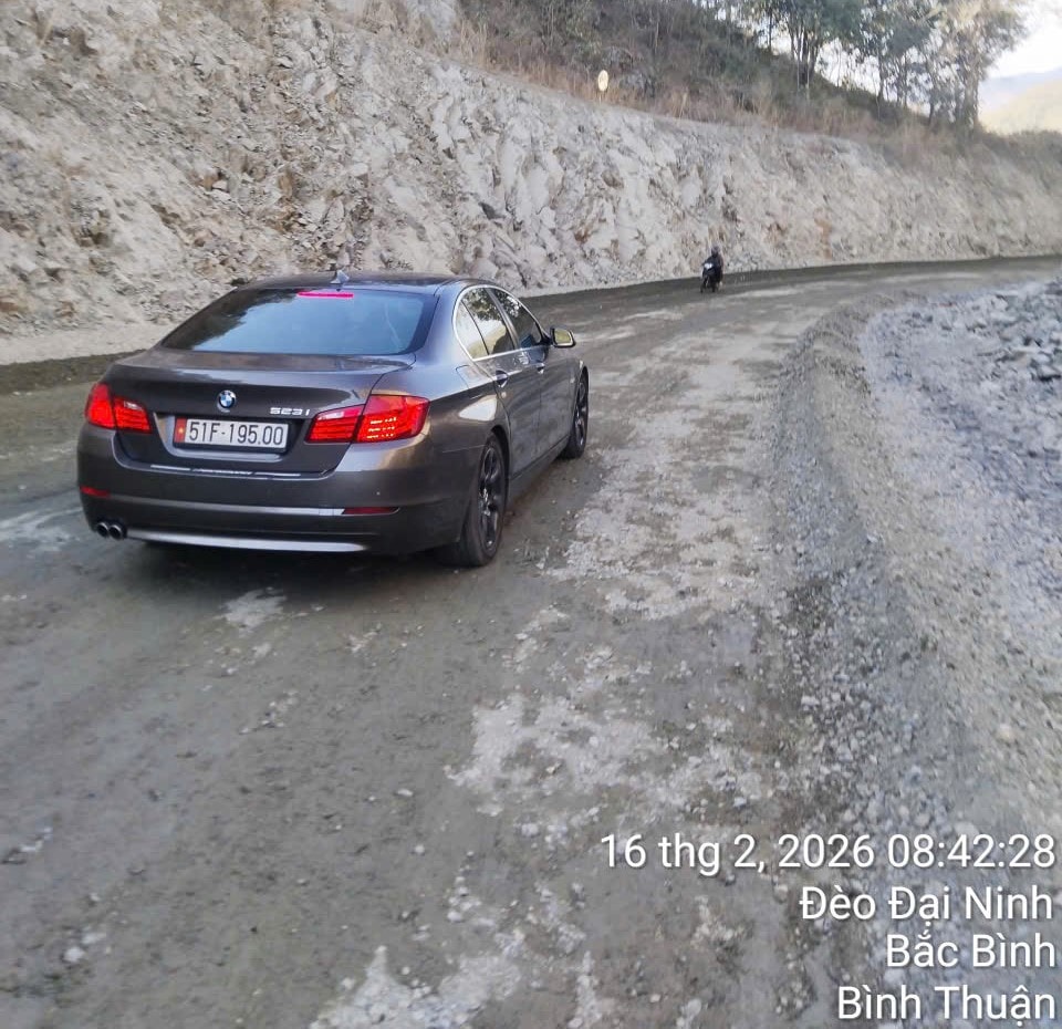 C&aacute;c loại xe &ocirc; t&ocirc; 4 chỗ lưu th&ocirc;ng tr&ecirc;n quốc lộ 28B v&agrave;o s&aacute;ng nay 16/2