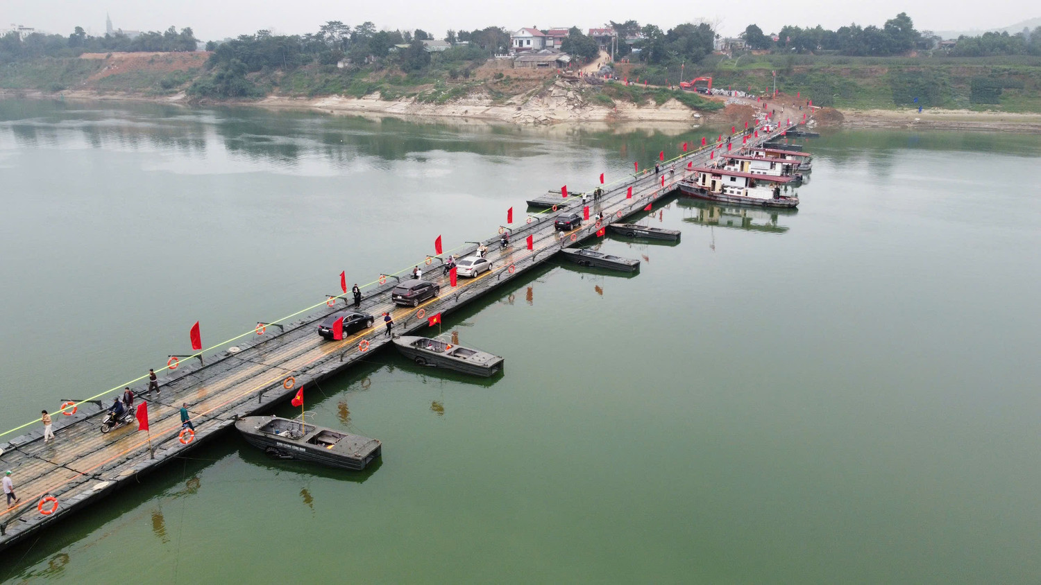 Chính thức thông xe cầu phao Đoan Hùng, ô tô dưới 7 chỗ được lưu thông