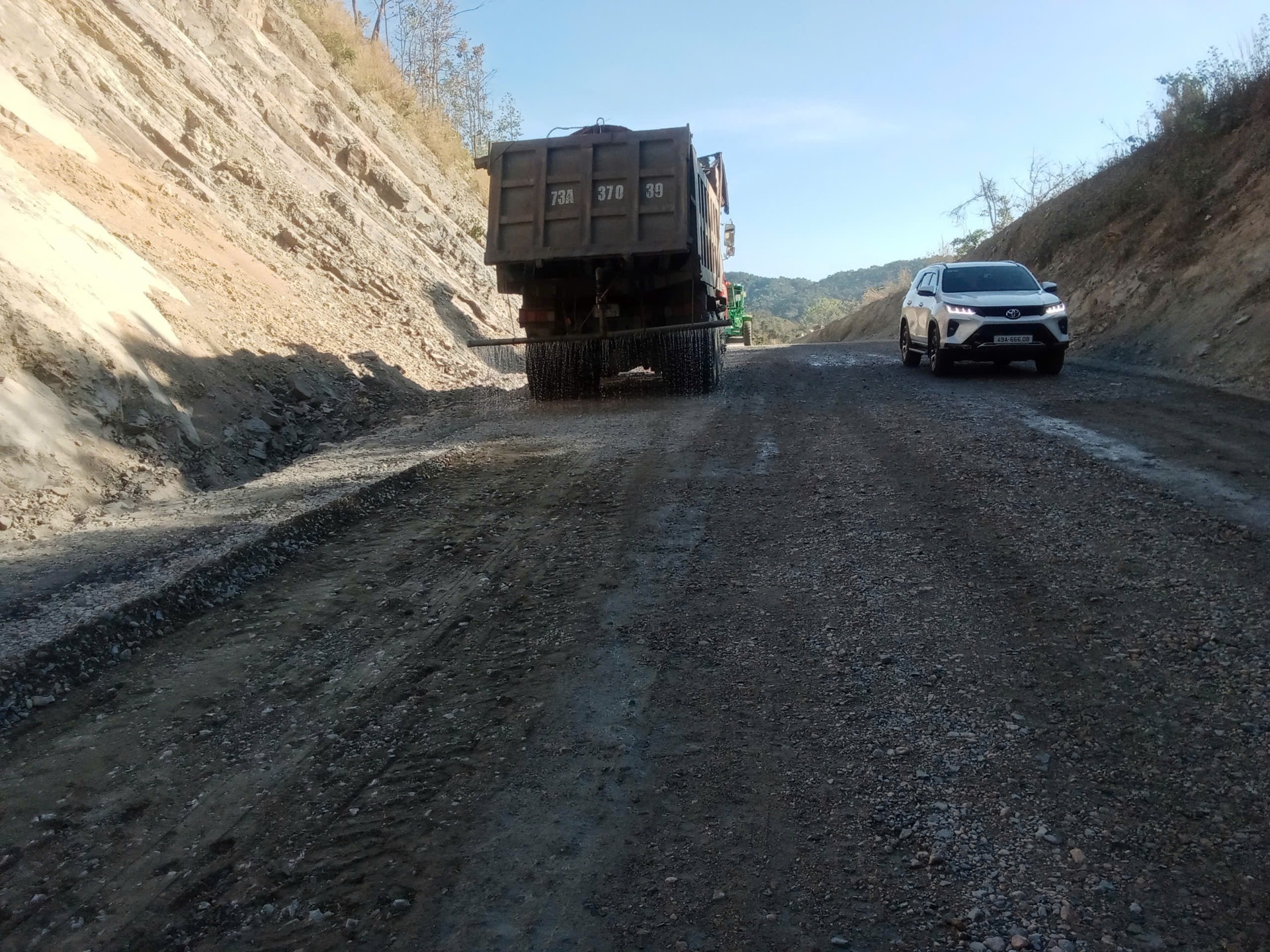 C&ugrave;ng với việc khắc phục sự cố, đơn vị thi c&ocirc;ng cũng tiến h&agrave;nh tưới nước để giảm bụi gi&uacute;p c&aacute;c phương tiện lưu th&ocirc;ng thuận lợi hơn