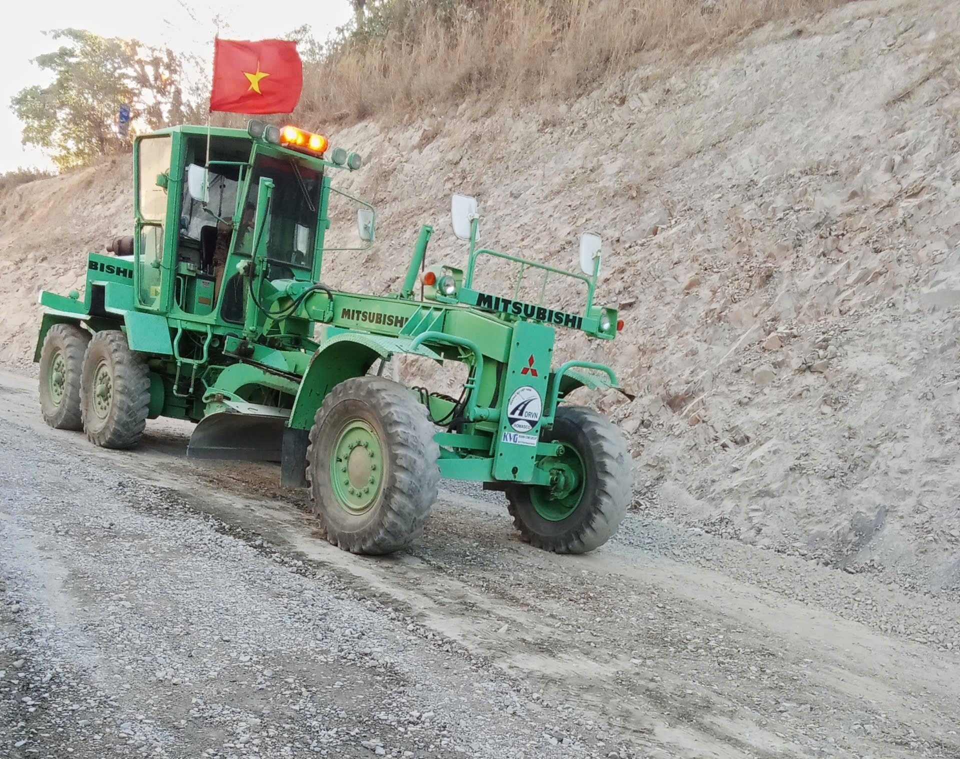 Đơn vị thi c&ocirc;ng tiến h&agrave;nh san, gạt khắc phục sự cố tr&ecirc;n tuyến Quốc lộ 28B