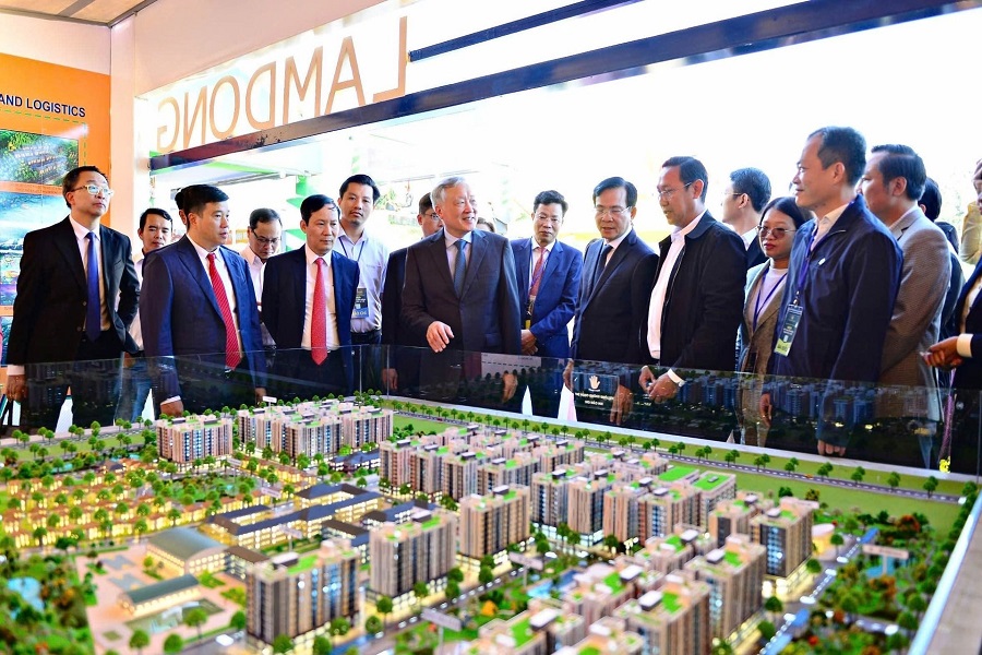 Đồng ch&iacute; Nguyễn H&ograve;a B&igrave;nh, Ủy vi&ecirc;n Bộ Ch&iacute;nh trị, Ph&oacute; Thủ tướng Thường trực Ch&iacute;nh phủ tham quan khu vực giới thiệu dự &aacute;n nh&agrave; ở x&atilde; hội tr&ecirc;n địa b&agrave;n tỉnh L&acirc;m Đồng tại triển l&atilde;m trong khu&ocirc;n khổ của Hội nghị X&uacute;c tiến đầu tư năm 2025. Ảnh: Ch&iacute;nh Th&agrave;nh