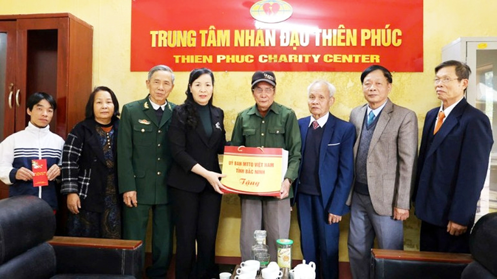 Đồng ch&iacute; Nguyễn Thị H&agrave;, Ủy vi&ecirc;n Ban Thường vụ Tỉnh ủy, Chủ tịch Ủy ban MTTQ tỉnh trao qu&agrave; Tết tặng &ocirc;ng Vũ Văn Việt, hội vi&ecirc;n Hội Chiến sĩ c&aacute;ch mạng bị địch bắt t&ugrave; đ&agrave;y tỉnh.