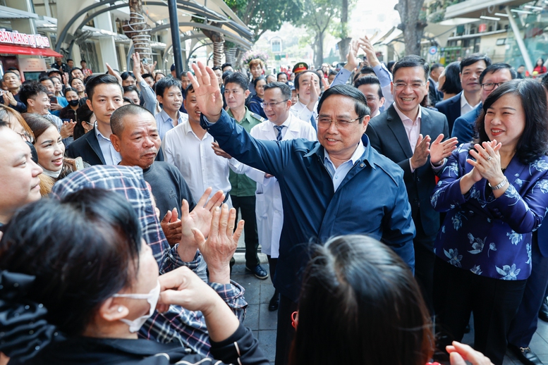 Thủ tướng Phạm Minh Ch&iacute;nh kiểm tra c&ocirc;ng t&aacute;c ứng trực Tết v&agrave; thăm, động vi&ecirc;n c&aacute;n bộ, nh&acirc;n vi&ecirc;n y tế, người lao động tại Bệnh viện Bạch Mai - Ảnh: VGP/Nhật Bắc