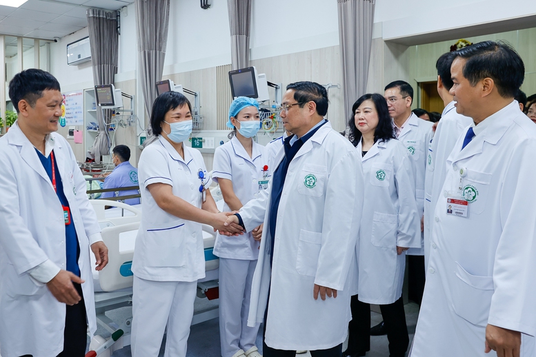 Thủ tướng Phạm Minh Ch&iacute;nh thăm, ch&uacute;c Tết c&aacute;c y sĩ, b&aacute;c sĩ Bệnh viện Bạch Mai - Ảnh: VGP/Nhật Bắc
