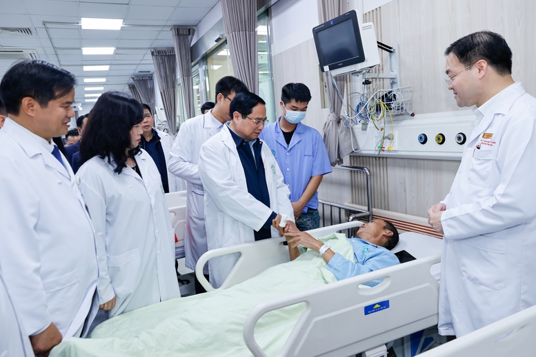 Thủ tướng Phạm Minh Ch&iacute;nh thăm hỏi bệnh nh&acirc;n đang điều trị tại Bệnh viện Bạch Mai - Ảnh: VGP/Nhật Bắc