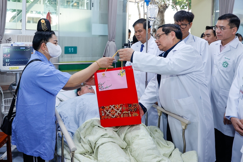 Thủ tướng Phạm Minh Ch&iacute;nh tặng qu&agrave; gia đ&igrave;nh c&aacute;c bệnh nh&acirc;n đang điều trị tại Bệnh viện Bạch Mai - Ảnh: VGP/Nhật Bắc