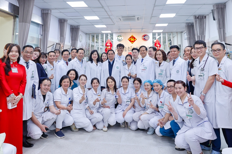 Thủ tướng v&agrave; c&aacute;c c&aacute;n bộ, b&aacute;c sĩ, nh&acirc;n vi&ecirc;n y tế Bệnh viện Hữu nghị Việt Đức- Ảnh: VGP/Nhật Bắc