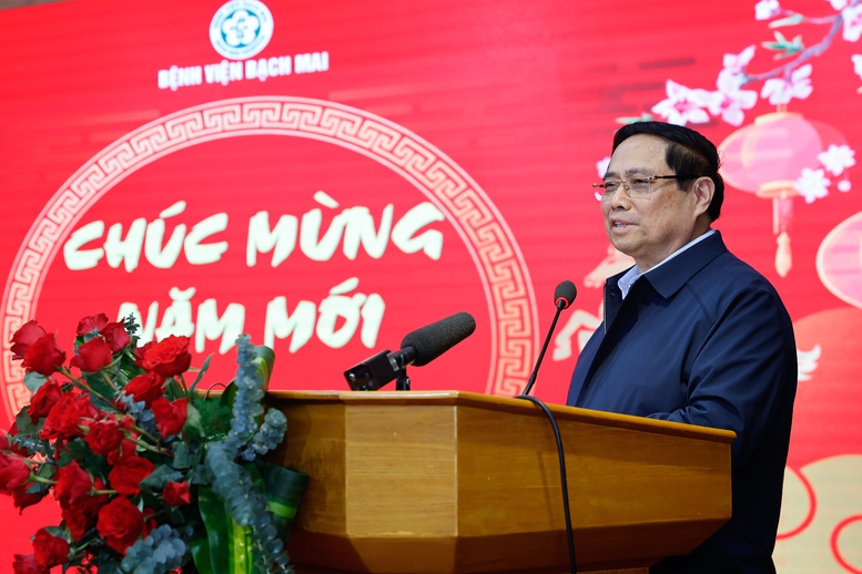 Thủ tướng ph&aacute;t biểu ch&uacute;c Tết tại Bệnh viện Bạch Mai - Ảnh: VGP/Nhật Bắc
