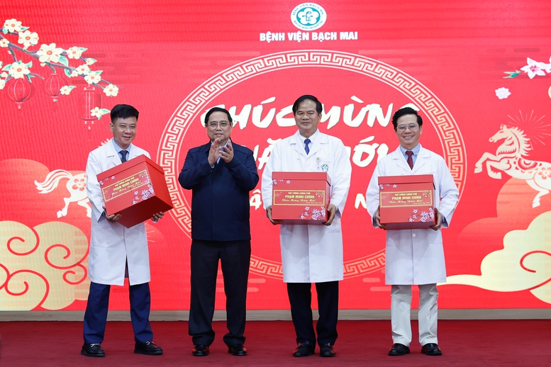 Thủ tướng Phạm Minh Ch&iacute;nh tặng qu&agrave; cho c&aacute;c c&aacute;n bộ, b&aacute;c sĩ, nh&acirc;n vi&ecirc;n y tế Bệnh viện Bạch Mai - Ảnh: VGP/Nhật Bắc