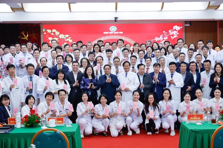 Thủ tướng Phạm Minh Ch&iacute;nh với c&aacute;n bộ, b&aacute;c sĩ, nh&acirc;n vi&ecirc;n y tế Bệnh viện Bạch Mai - Ảnh: VGP/Nhật Bắc