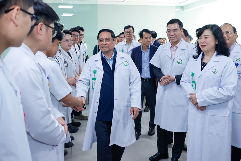 Thủ tướng Phạm Minh Ch&iacute;nh kiểm tra c&ocirc;ng t&aacute;c ứng trực Tết v&agrave; thăm, động vi&ecirc;n c&aacute;n bộ, nh&acirc;n vi&ecirc;n y tế, người lao động tại Bệnh viện Việt Đức - Ảnh: VGP/Nhật Bắc