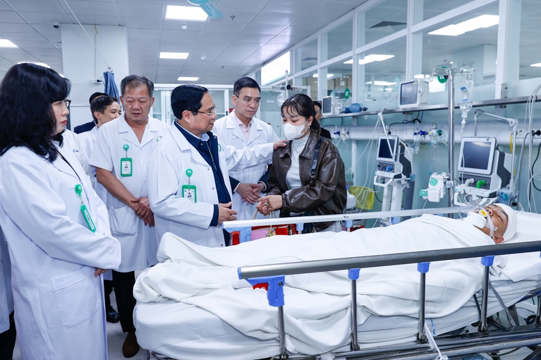 Thủ tướng Phạm Minh Ch&iacute;nh thăm, ch&uacute;c Tết bệnh nh&acirc;n đang điều trị tại Bệnh viện Việt Đức - Ảnh: VGP/Nhật Bắc