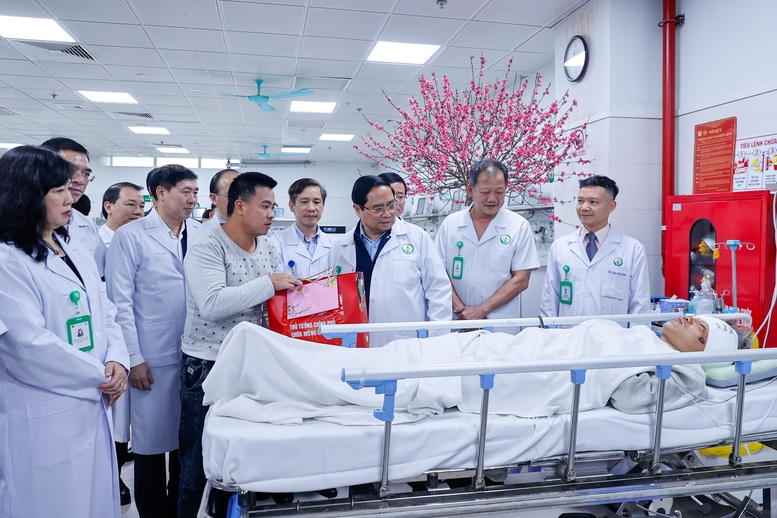 Thủ tướng Phạm Minh Ch&iacute;nh thăm, ch&uacute;c Tết bệnh nh&acirc;n đang điều trị tại Bệnh viện hữu nghị Việt Đức - Ảnh: VGP/Nhật Bắc