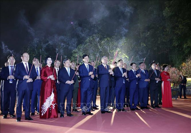 Tổng B&iacute; thư T&ocirc; L&acirc;m v&agrave; c&aacute;c đại biểu d&acirc;ng hương tại tượng đ&agrave;i Vua L&yacute; Th&aacute;i Tổ - Ảnh: TTXVN