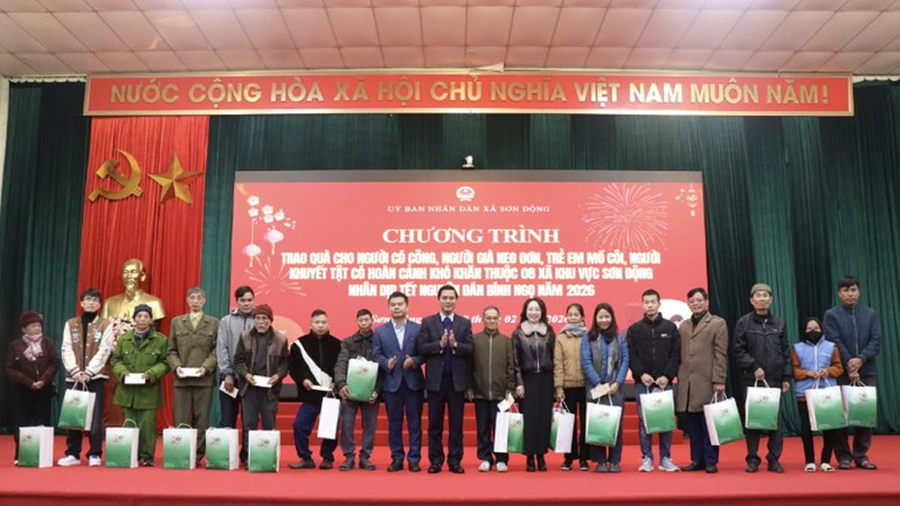 C&aacute;c doanh nghiệp trao tặng qu&agrave; tại c&aacute;c x&atilde; v&ugrave;ng cao kh&oacute; khăn thuộc huyện Sơn Động (cũ).