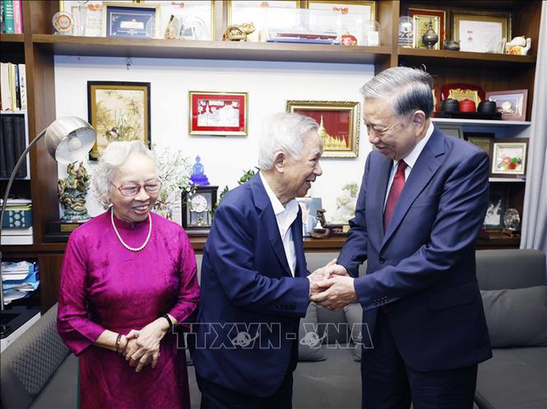 Tổng B&iacute; thư T&ocirc; L&acirc;m thăm, ch&uacute;c Tết gia đ&igrave;nh Gi&aacute;o sư, Tiến sĩ, Nh&agrave; gi&aacute;o Nh&acirc;n d&acirc;n Nguyễn L&acirc;n Dũng v&agrave; Ph&oacute; Gi&aacute;o sư, Tiến sĩ, Thầy thuốc Nh&acirc;n d&acirc;n Nguyễn Kim Nữ Hiếu - Ảnh: TTXVN