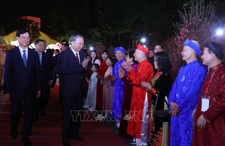 Tổng B&iacute; thư T&ocirc; L&acirc;m ch&uacute;c Tết Đảng bộ, ch&iacute;nh quyền v&agrave; nh&acirc;n d&acirc;n H&agrave; Nội - Ảnh: TTXVN
