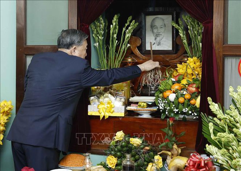 Tổng B&iacute; thư T&ocirc; L&acirc;m d&acirc;ng hương tưởng niệm B&aacute;c Hồ tại Nh&agrave; 67, Khu di t&iacute;ch Chủ tịch Hồ Ch&iacute; Minh tại Phủ Chủ tịch - Ảnh: TTXVN