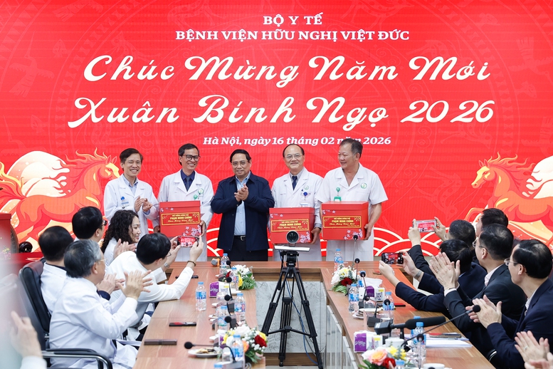 Thủ tướng Phạm Minh Ch&iacute;nh tặng qu&agrave; cho c&aacute;c c&aacute;n bộ, b&aacute;c sĩ, nh&acirc;n vi&ecirc;n y tế Bệnh viện Hữu nghị Việt Đức- Ảnh: VGP/Nhật Bắc