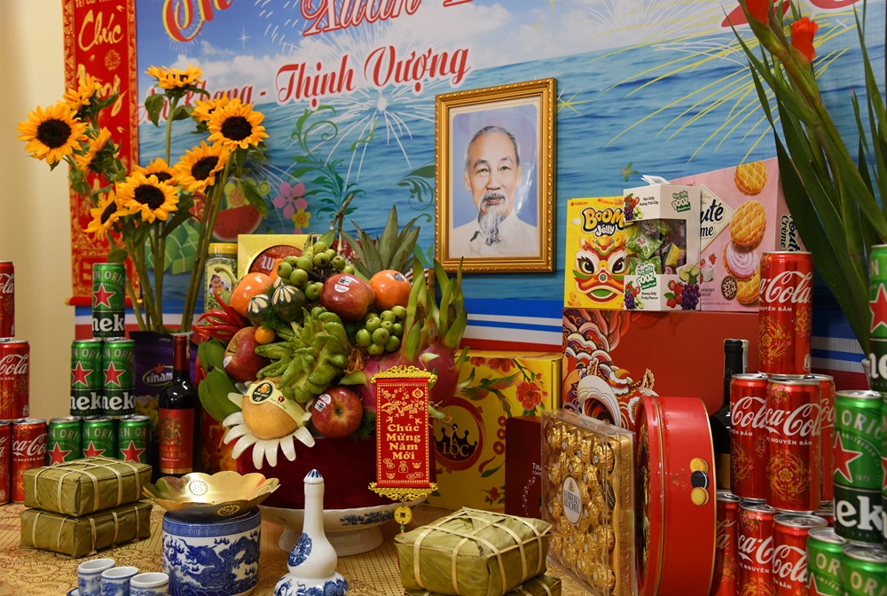 Trang tr&iacute; b&agrave;n thờ B&aacute;c Hồ