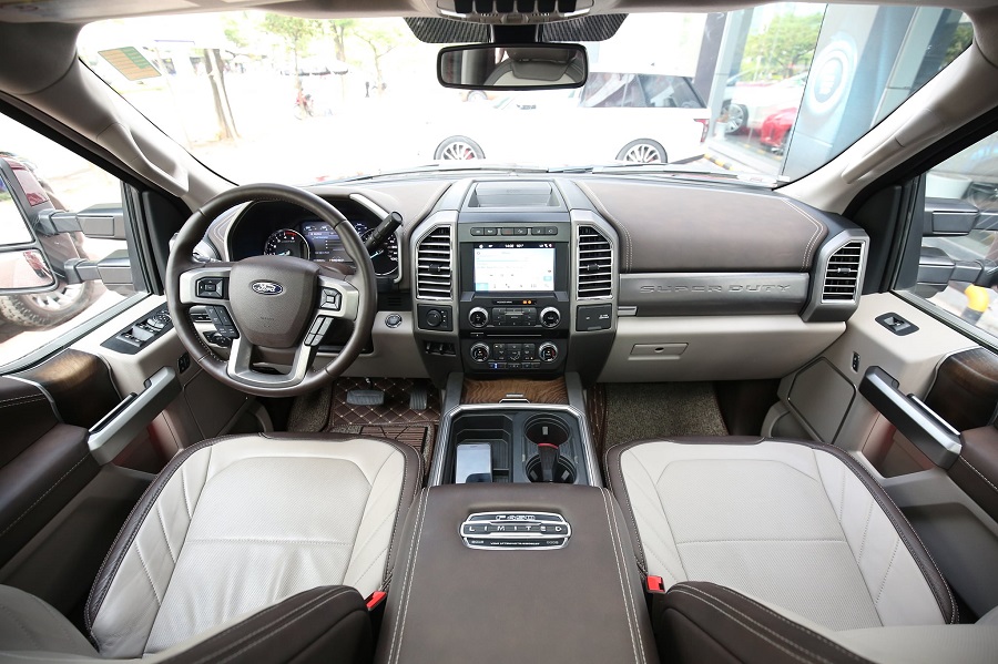 B&ecirc;n trong cabin, phi&ecirc;n bản Limited biến kh&ocirc;ng gian th&agrave;nh khu vực cao cấp đ&iacute;ch thực, với da Camelback hai t&ocirc;ng m&agrave;u kem-n&acirc;u, ốp gỗ tối m&agrave;u v&agrave; cr&ocirc;m b&oacute;ng bẩy.