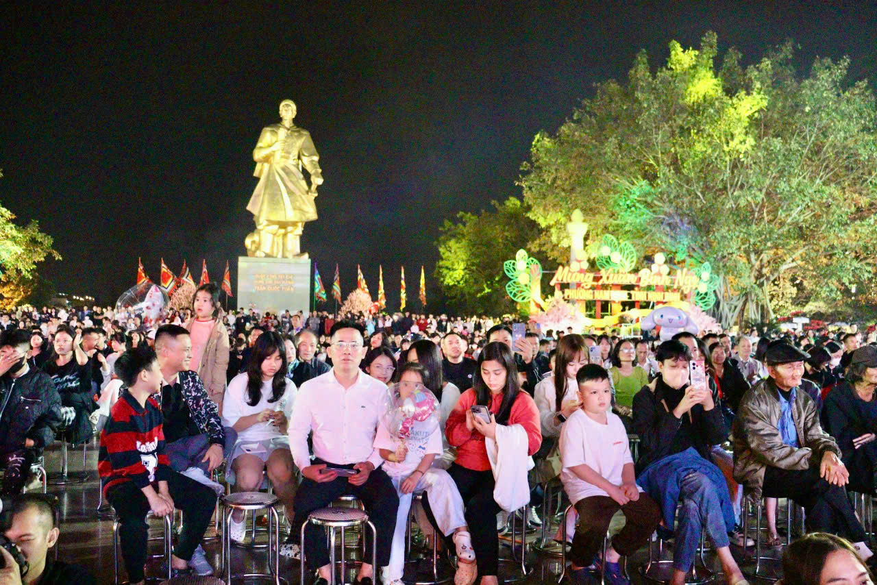 Không khí tại quảng trường càng trở nên náo nhiệt khi từng tràng pháo tay, tiếng reo hò vang lên không ngớt. Không khí tại quảng trường càng trở nên náo nhiệt khi từng tràng pháo tay, tiếng reo hò vang lên không ngớt.