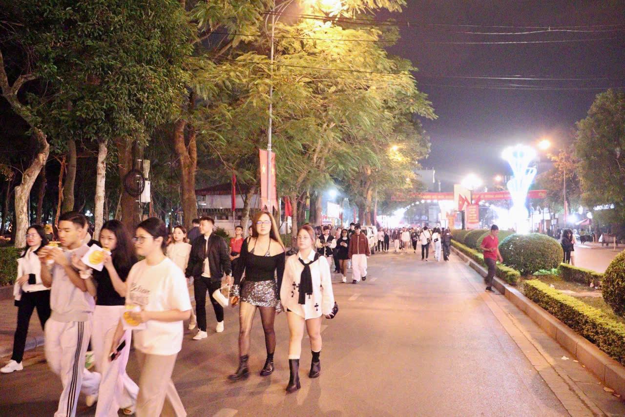 Giữa không gian ngập tràn sắc màu, niềm vui, niềm tự hào và khát vọng vươn lên hiện rõ trên từng ánh mắt, nụ cười. Giữa không gian ngập tràn sắc màu, niềm vui, niềm tự hào và khát vọng vươn lên hiện rõ trên từng ánh mắt, nụ cười.