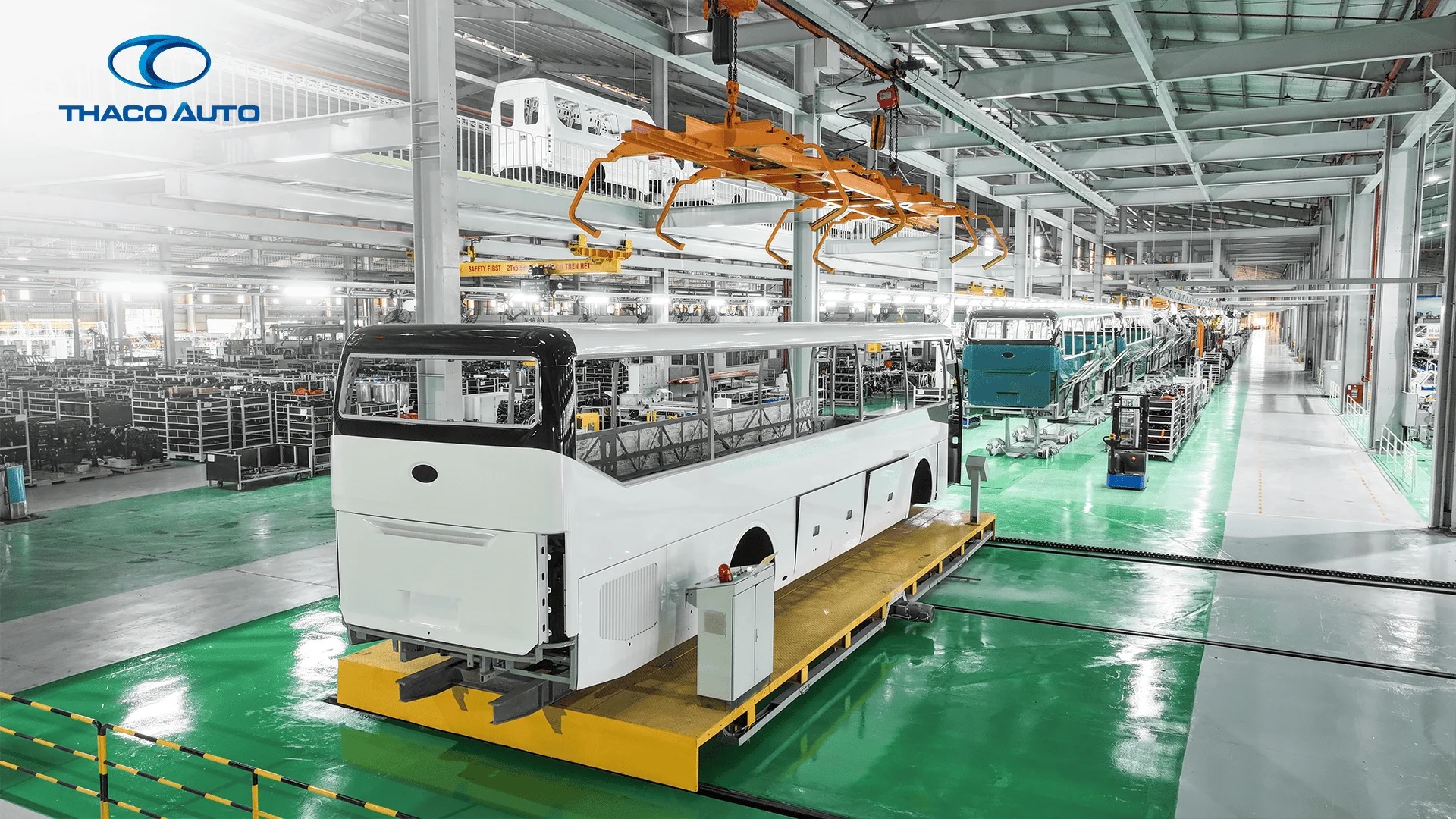Nhà máy THACO BUS với dây chuyền công nghệ sản xuất theo hướng hiện đại, tự động hóa, thông minh Nhà máy THACO BUS với dây chuyền công nghệ sản xuất theo hướng hiện đại, tự động hóa, thông minh
