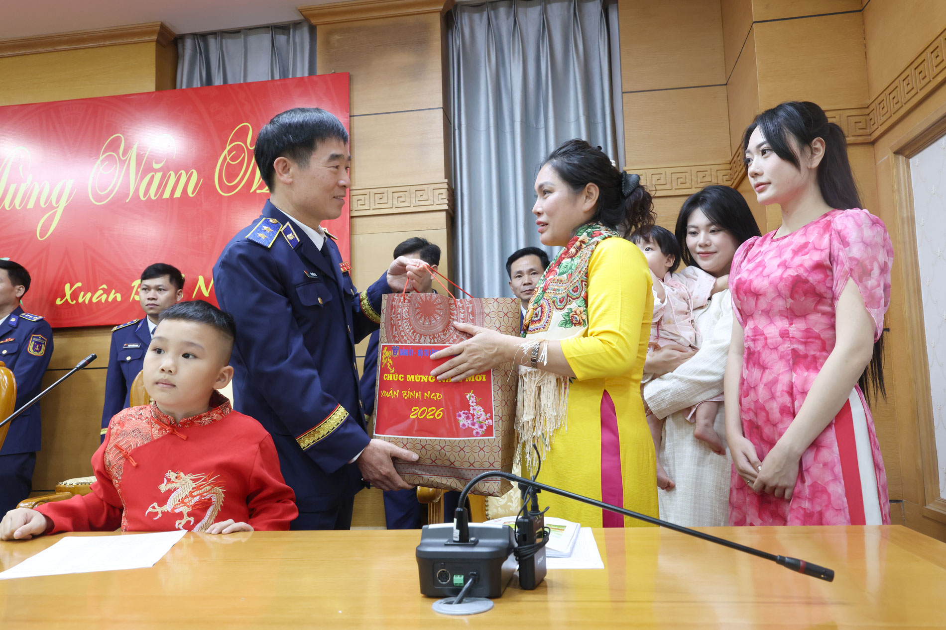 Thủ trưởng Bộ Tư lệnh Cảnh s&aacute;t biển tặng qu&agrave;, ch&uacute;c Tết gia đ&igrave;nh Thượng &uacute;y QNCN Nguyễn Tiến Th&agrave;nh