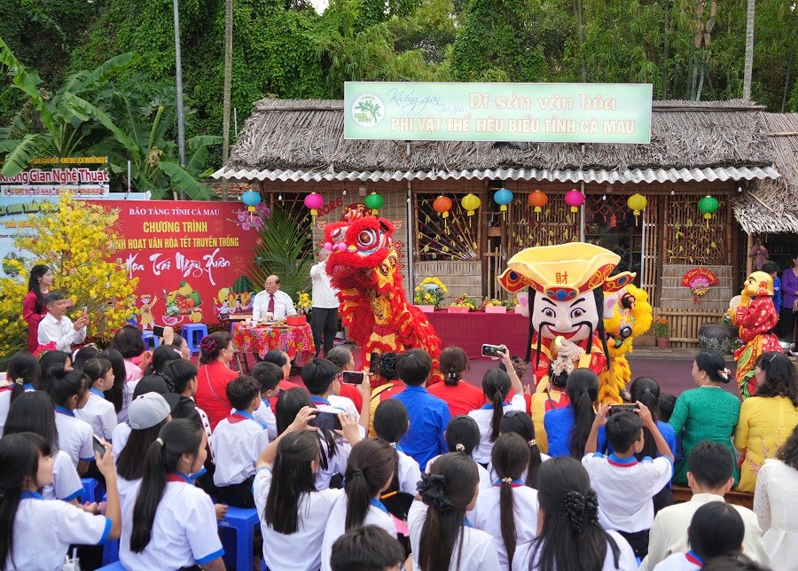 C&aacute;c đơn vị thuyết tr&igrave;nh &yacute; tưởng trang tr&iacute; m&acirc;m hoa tr&aacute;i ng&agrave;y Tết.