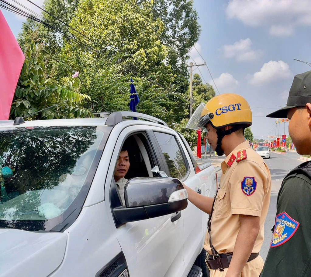 Cảnh sát giao thông Tây Ninh đồng loạt kiểm tra nồng độ cồn ngày mùng 1 Tết