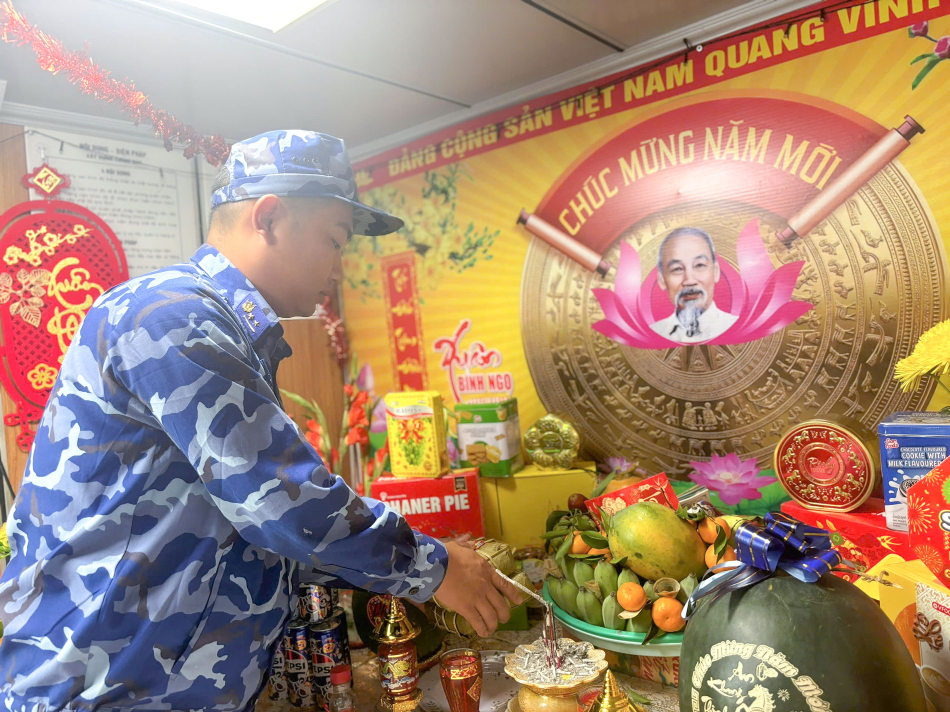 Trung &uacute;y QNCN Nguyễn Th&agrave;nh Nam - Nh&acirc;n vi&ecirc;n H&agrave;ng hải t&agrave;u CSB 4039 n&acirc;ng niu chiếc b&aacute;nh chưng hương vị qu&ecirc; nh&agrave;