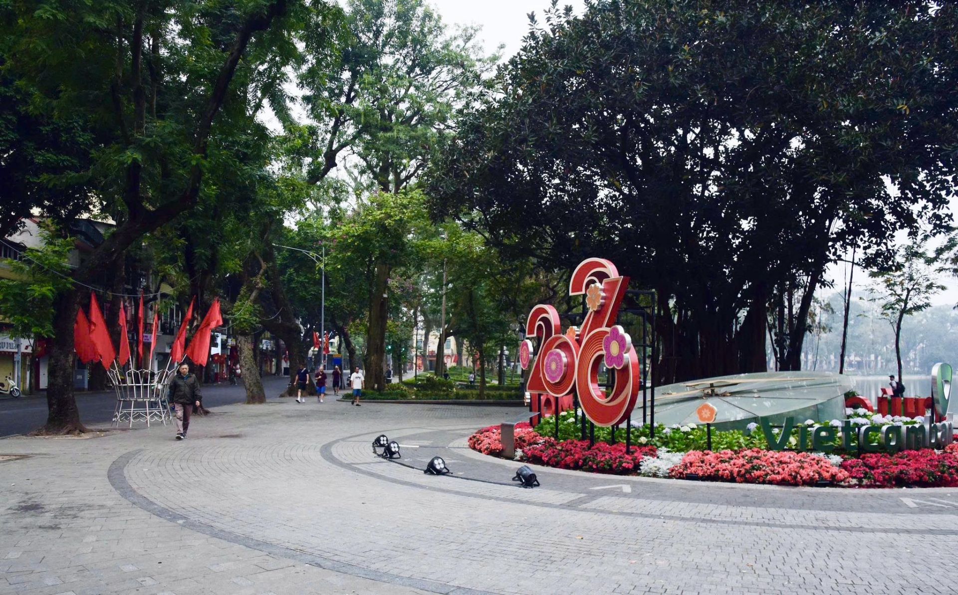 Khu vực hồ Ho&agrave;n Kiếm s&aacute;ng m&ugrave;ng 1 Tết y&ecirc;n ả, đường dạo bộ th&ocirc;ng tho&aacute;ng, sắc xu&acirc;n rực rỡ nổi bật giữa kh&ocirc;ng gian xanh m&aacute;t của Thủ đ&ocirc;.