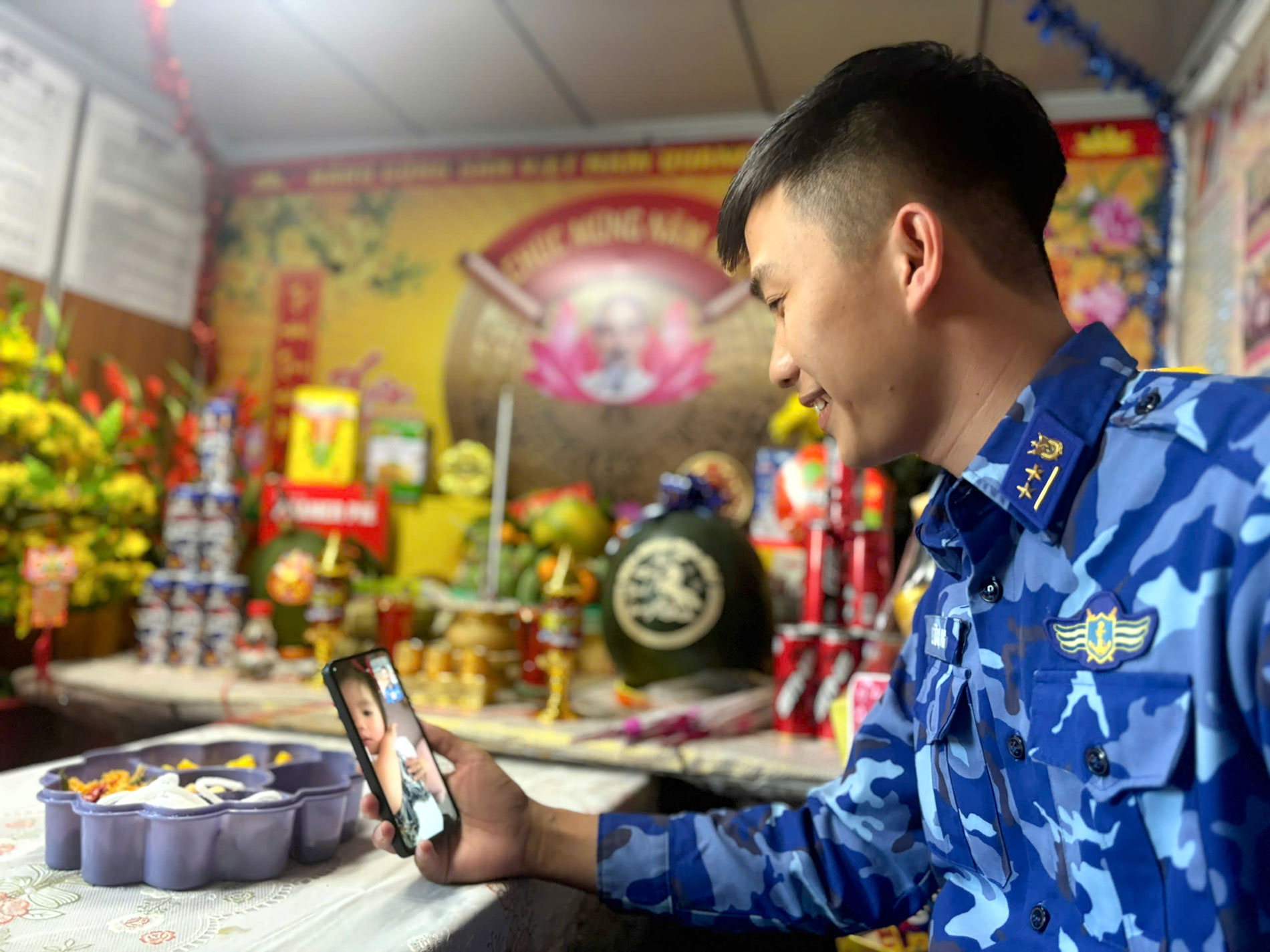 Trung u&yacute; L&ecirc; Hữu H&ugrave;ng - Trưởng ng&agrave;nh Cơ điện t&agrave;u CSB 4039 tranh thủ gọi điện cho người th&acirc;n.