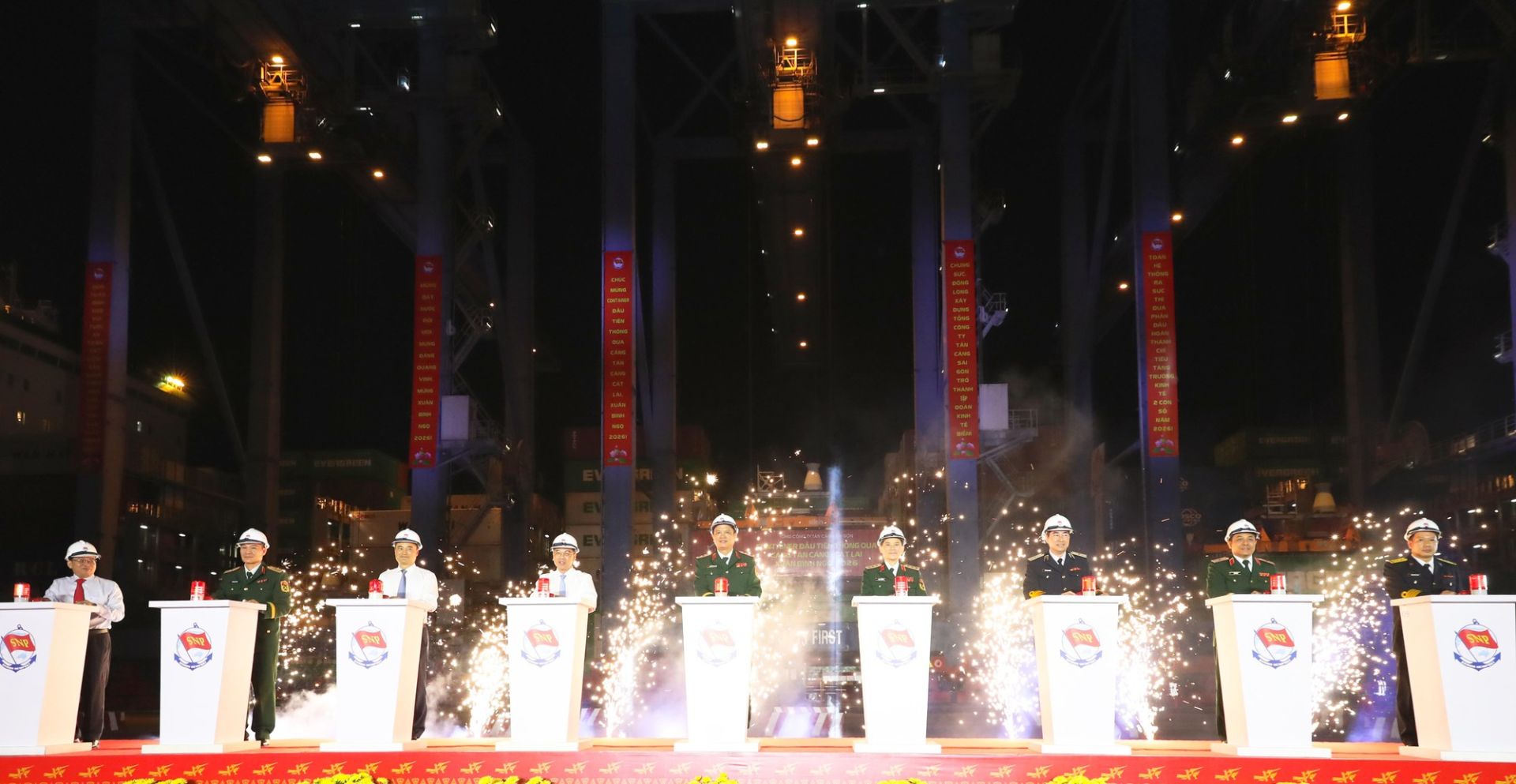 Cảng Cát Lái “chạy đêm” đón tàu, thúc đẩy xuất khẩu ngay đêm giao thừa