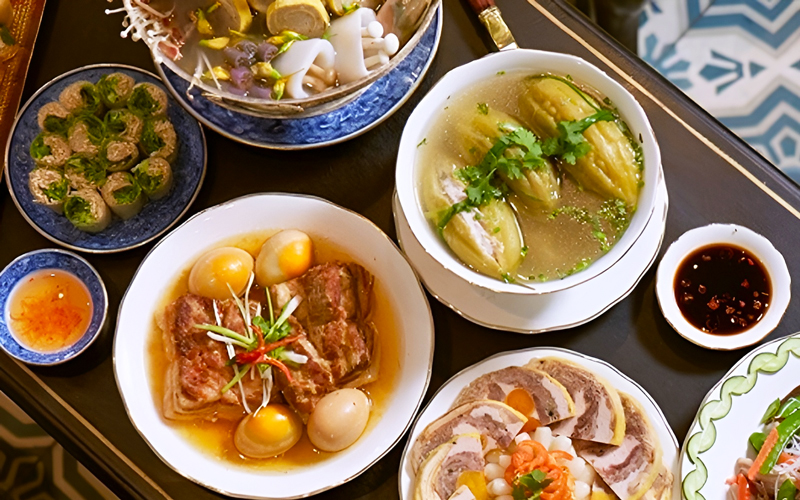 Ăn Tết 2026 v&igrave; thế kh&ocirc;ng chỉ l&agrave; ăn cho no, m&agrave; l&agrave; ăn để tận hưởng, để kết nối v&agrave; để thấy l&ograve;ng m&igrave;nh thư thả hơn giữa những ng&agrave;y đầu năm mới.