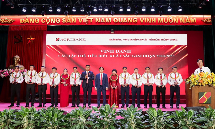 Agribank vinh danh các cá nhân, tập thể đạt thành tích xuất sắc tại Hội nghị tuyên dương điển hình tiên tiến Agribank lần thứ VI và biểu dương “Nữ đoàn viên - Người lao động giỏi việc ngân hàng, đảm việc nhà” giai đoạn 2020-2025 Agribank vinh danh các cá nhân, tập thể đạt thành tích xuất sắc tại Hội nghị tuyên dương điển hình tiên tiến Agribank lần thứ VI và biểu dương “Nữ đoàn viên - Người lao động giỏi việc ngân hàng, đảm việc nhà” giai đoạn 2020-2025