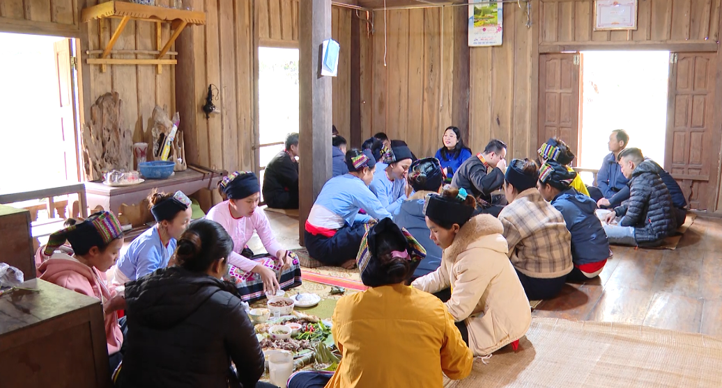 Cảnh qu&acirc;y quần b&ecirc;n m&acirc;m cơm, tiếng cười rộn r&atilde; trong nh&agrave; s&agrave;n